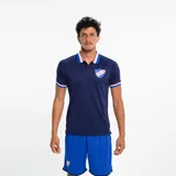 Polo deportivo azul marino con cuello tipo camisa y tres botones. Los bordes de las mangas y el cuello tienen detalles de rayas blancas y rojas. Lleva el escudo del Club Nacional de Football bordado en el pecho.