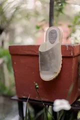 Sandalias marrones de cuero con suela track.