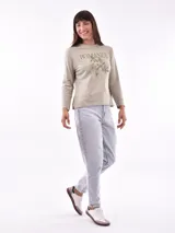Remera blanca de manga larga con cuello redondo y estampado frontal con la frase "All my love darling" en color celeste.