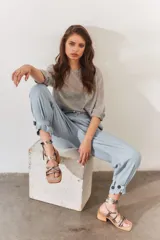 Sandalias plateadas con tiras finas cruzadas y tobilleras con cordones. Tacón de madera.