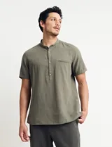 Camisa blanca de lino y algodón, de manga corta, con cuello mao y botones de coco.