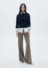 Pantalón de vestir marrón con estampado de cuadros, tiro medio, corte acampanado y estilo flare.