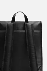 Mochila negra de cuero sintético, con solapa y cierre magnético. Tiene un compartimento principal con espacio para dispositivos electrónicos de hasta 13 pulgadas y un bolsillo con cierre. En la parte frontal cuenta con un bolsillo con cierre. Tiene asa de mano y dos asas de hombro ajustables y acolchadas.