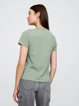 Remera de manga corta con estampado de camuflaje en tonos beige, marrón y verde.