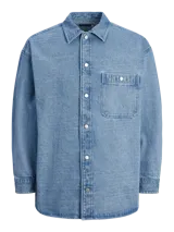 Sobrecamisa de jean celeste con manga larga, cuello clásico, cierre con botones y bolsillo frontal.