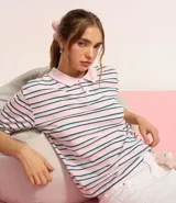 Remera de media malla con cuello polo, manga corta y estampado de rayas horizontales en tonos rosa, blanco y azul.
