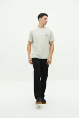 Remera color gris claro de manga corta con cuello redondo y estampado pequeño en el pecho.