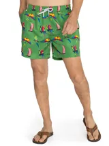 Short de baño verde con estampado de loros de colores, cintura elástica y cordón ajustable.