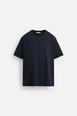 Camiseta azul marino de manga corta y cuello redondo, corte regular.