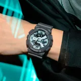 Reloj Casio G-Shock modelo GA110HD-8ADR, con caja de resina gris, esfera de 55mm con detalles luminiscentes y correa de resina gris.
