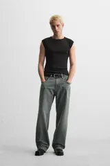 Pantalón de jean celeste con efecto lavado, corte amplio tipo baggy y cinco bolsillos.