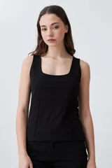 Musculosa verde oliva con escote cuadrado y costuras a la vista.