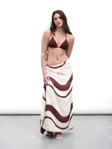 Pareo con estampado de olas en color crema y marrón, ideal para la playa y versátil para diversas ocasiones.