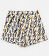 Short de tejido suave con estampado de tucanes en tonos negro, gris y amarillo. Tiene cintura elástica.