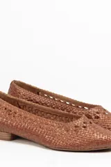 Zapato chata color marrón, completamente trenzado a mano en cuero vacuno.