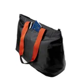 Bolso tote negro de tela resistente al agua, con asas de correa negras con borde naranja. Tiene cierre principal, bolsillos laterales (uno con cierre), seis bolsillos internos, diseño plegable y capacidad de 14,5 litros.