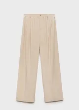 Pantalón de vestir color beige, de tiro alto, corte wide leg, con cintura elástica, pliegues frontales, cierre de cremallera y botón, y bolsillos laterales.