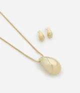 Conjunto de collar y caravanas doradas. El collar es de cadena fina con colgante en forma de gota. Las caravanas son tipo botón con forma de gota.