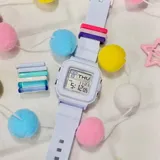 Reloj digital Casio Baby-G color celeste con correa de resina, pantalla LCD y resistencia al agua de 100 metros.