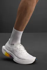 Zapatilla deportiva para correr largas distancias, color gris y negro, con parte superior de tejido de punto transpirable y suela de TPE-A. Cuenta con placa de carbono interna, plantilla interior OrthoLite®, stack de 39 mm y drop de 8 mm. Marca Zara Athleticz.