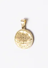 Dije redondo dorado con el símbolo del Tetragramatón grabado en el centro.