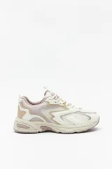 Zapatillas urbanas blancas con detalles plateados, de caña baja y cordones.