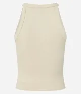 Musculosa color amarillo claro, de tejido de punto acanalado, con cuello halter y espalda descubierta.
