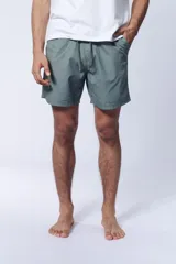 Short de baño verde de algodón.