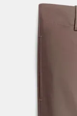 Pantalón culotte de tiro alto color crudo, con bolsillos delanteros y traseros. Cierre frontal con cremallera y ganchos metálicos.