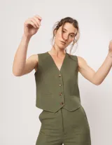 Pantalón de lino rojo de tiro alto y corte palazo, con cintura elástica trasera y tajos laterales.