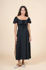 Vestido midi negro con escote cuadrado, mangas cortas abullonadas y lazo ajustable en el escote.