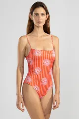 Traje de baño enterizo con estampado de flores y rayas verticales, escote recto y breteles finos.
