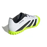Championes de fútbol Adidas Predator Club Tf, color blanco con detalles en negro y suela verde flúor.