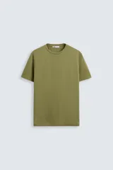 Camiseta verde oliva de corte slim fit, cuello redondo y manga corta.