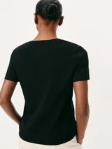 Camiseta marrón de manga corta con cuello en V.