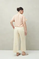 Pantalón blanco de algodón con corte recto y bolsillos delanteros grandes.