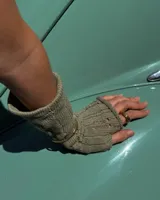 Anillo dorado con diseño de tres bandas entrelazadas.