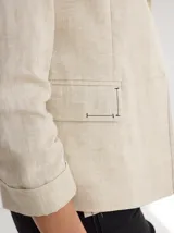 Blazer color mostaza de lino con corte estructurado, solapas con pespuntes y bolsillos con solapa.