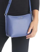 Cartera bandolera Tahari modelo Cooper, color azul, confeccionada en ecocuero con textura granulada. Cuenta con asa larga regulable, compartimento principal con cierre, bolsillos internos y un monedero extra con cierre.