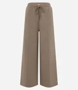 Pantalón wide leg color marrón, confeccionado en algodón con felpa. Presenta cintura elástica con cordón ajustable y bolsillos laterales.