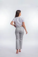 Pantalón negro de corte recto, tiro alto y efecto engomado.