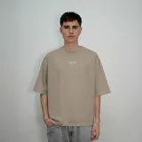 Remera oversize color beige, 100% algodón, con estampado trasero de las letras "HC" en grande y texto "VENEFOCULTURE | COPYRIGHT 2022" debajo.