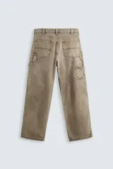 Pantalón gris de corte relaxed fit, con cinco bolsillos, efecto lavado, aplicación de tira y bolsillo multifunción en perneras. Cierre frontal con cremallera y botón.