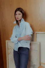 Camisa celeste de corte clásico con volados al frente y en los puños.