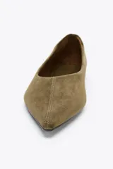 Zapato tipo bailarina color verde oliva, de serraje, con punta fina y suela plana.