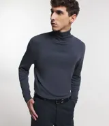 Buzo de viscosa color verde oscuro, corte slim, manga larga y cuello alto.
