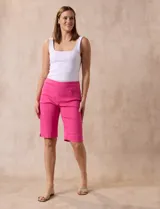 Bermuda blanca en gabardina elastizada, marca Ruby Rd. Pretina ancha elastizada. Delantera con bolsillos simulados. Trasera con bolsillos aplicados.