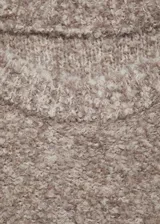 Sweater de punto grueso color beige con cuello redondo y terminaciones de canalé. Tejido bouclé y corte recto.