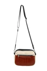 Bandolera rectangular con correa larga regulable, con parte inferior color marrón con textura simil cuero de cocodrilo, parte superior color beige y cierre superior negro.