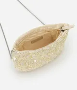 Cartera pequeña transversal color crema, cubierta de lentejuelas y cuentas. Tiene asa de cadena plateada y cierre de cremallera.